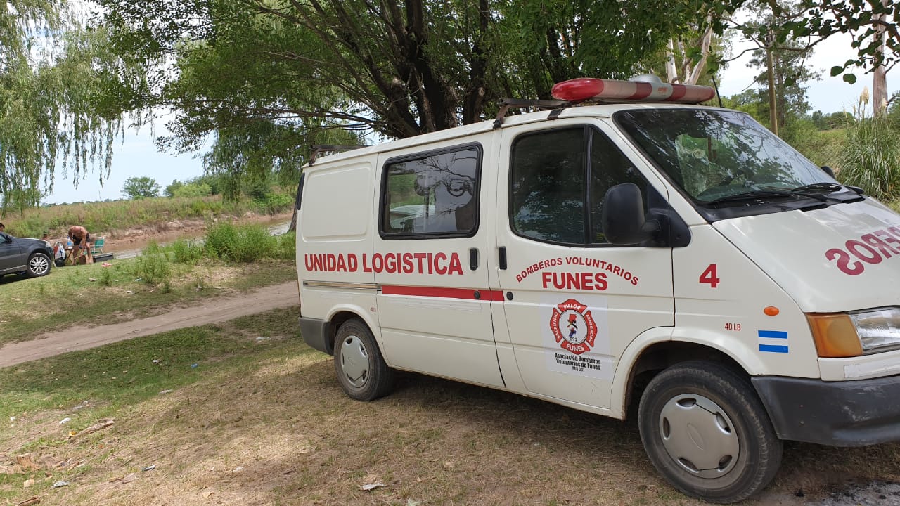 Bomberos de Funes colaboran en la búsqueda de una joven en Río Carcarañá